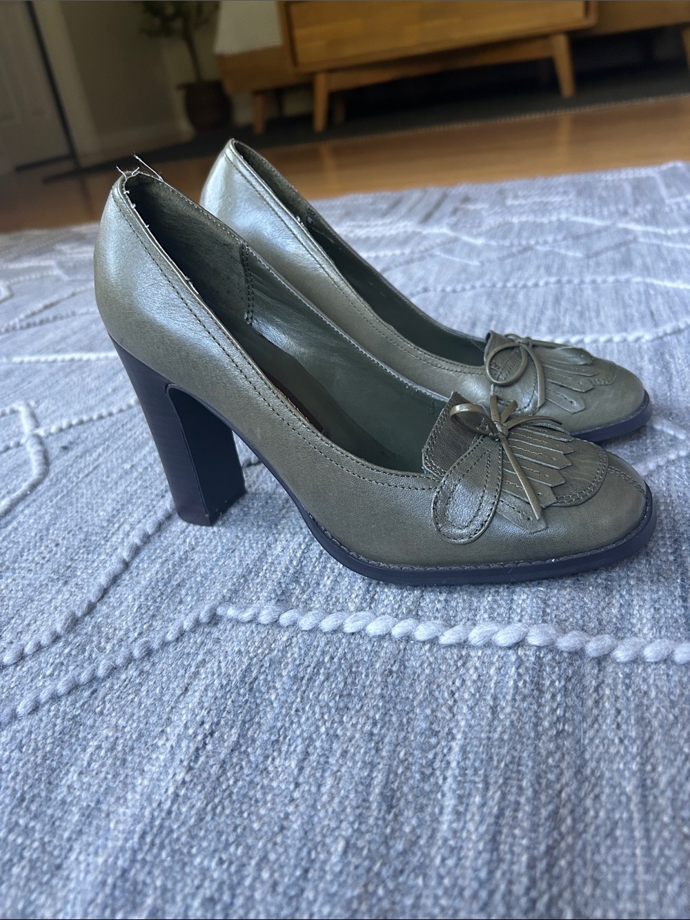Authentic Chinese Laundry Courtney Heels in Army Green Faux Leather - 7.5